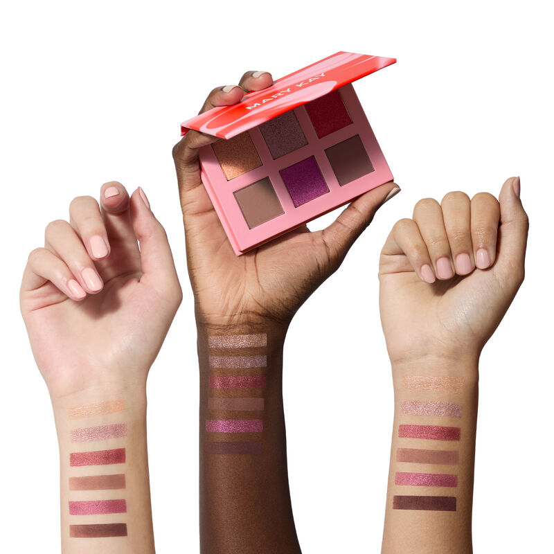 Alle 6 Farben der limitierten Eye Shadow Palette auf hellem, mittlerem & dunklem Hautton, Palette in Hand mit dunklem Hautton vor wei&szlig;em Hintergrund.