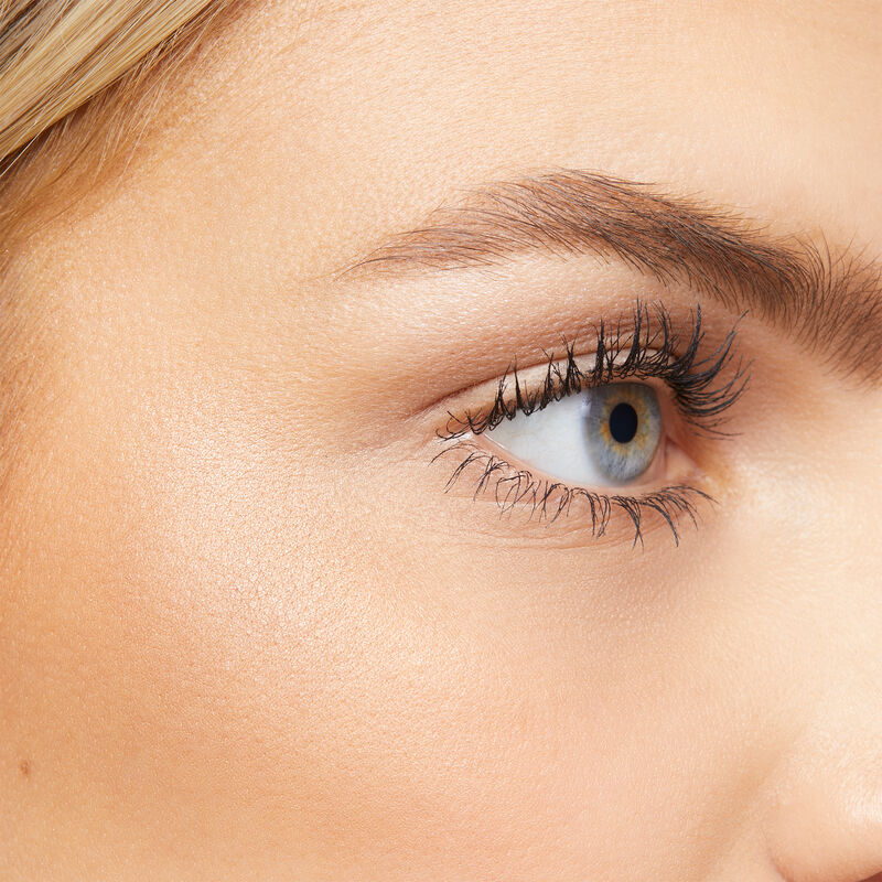 Nahaufnahme hellh&auml;utiges Modell mit blonden Haaren und blauen Augen mit Bronzer.