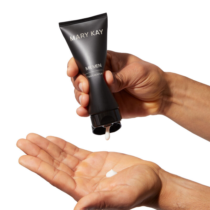 Eine M&auml;nnerhand dr&uuml;ckt MK Men Ultimate Moisturizer in die Handfl&auml;che image number null
