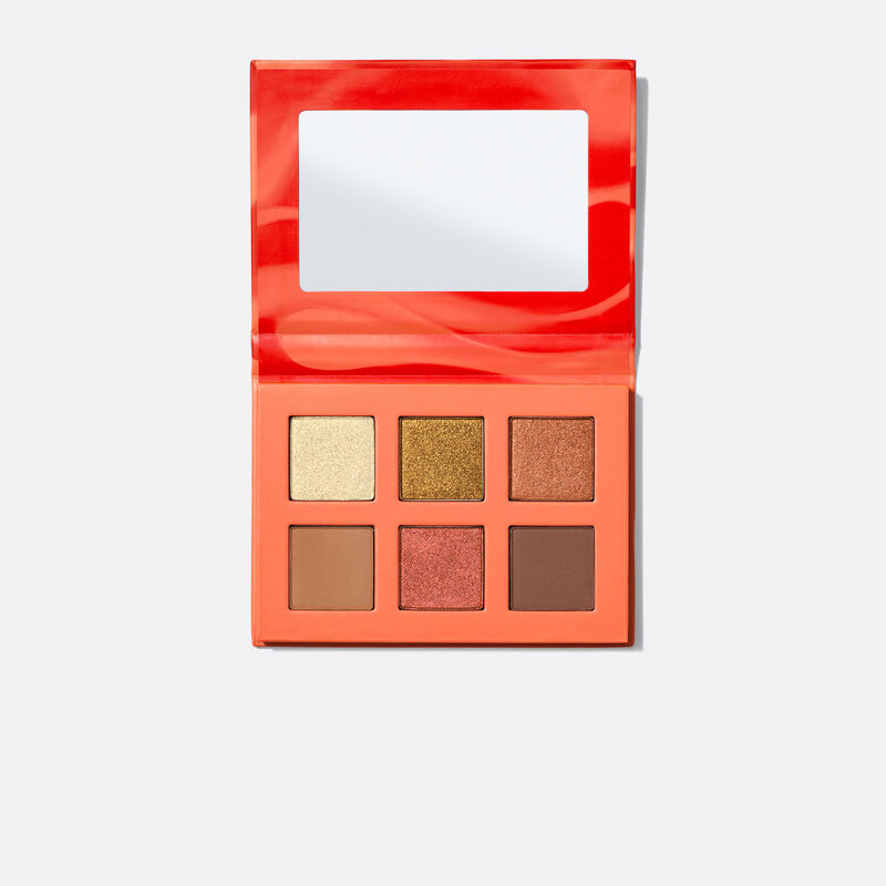 Ge&ouml;ffnete Mary Kay Eye Shadow Palette Inner Fire auf wei&szlig;em Hintergrund