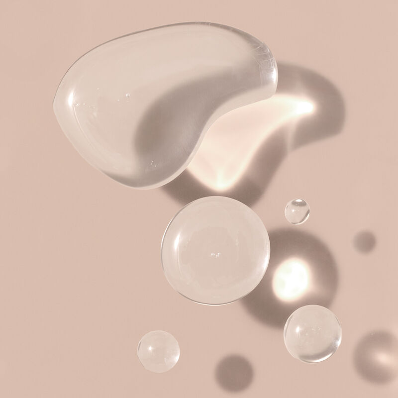 Eine &auml;sthetische Anordnung von &Ouml;ltr&ouml;pfchen auf einem warmen br&auml;unlichen Hintergrund