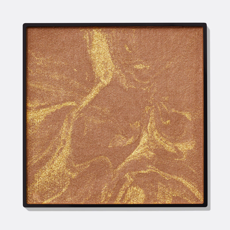 Bronzer in Farbe Deep Glow auf wei&szlig;em Hintergrund. 