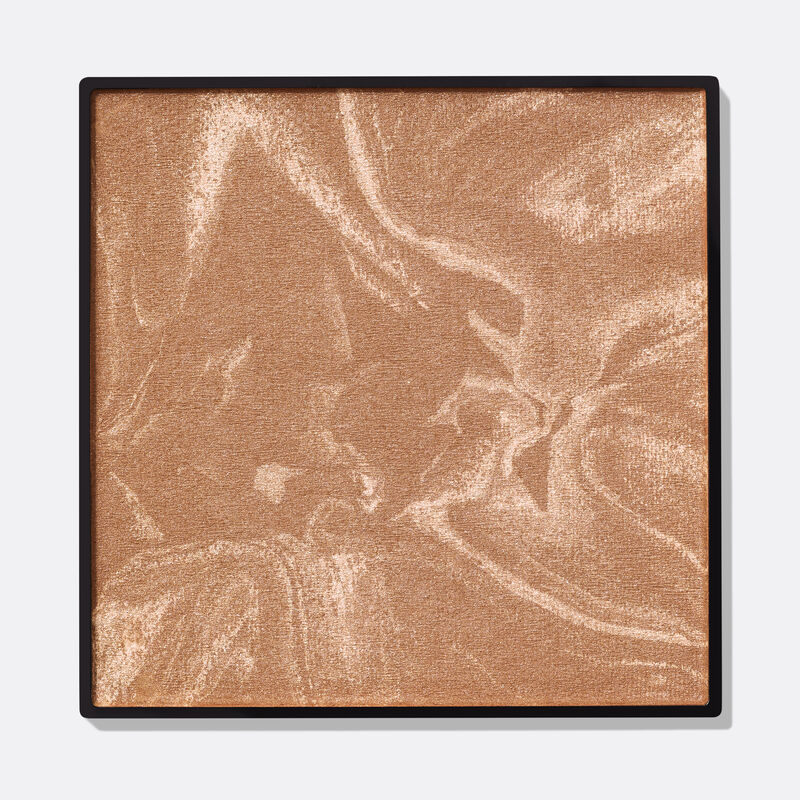 Bronzer in Farbe Medium Glow auf wei&szlig;em Hintergrund. 
