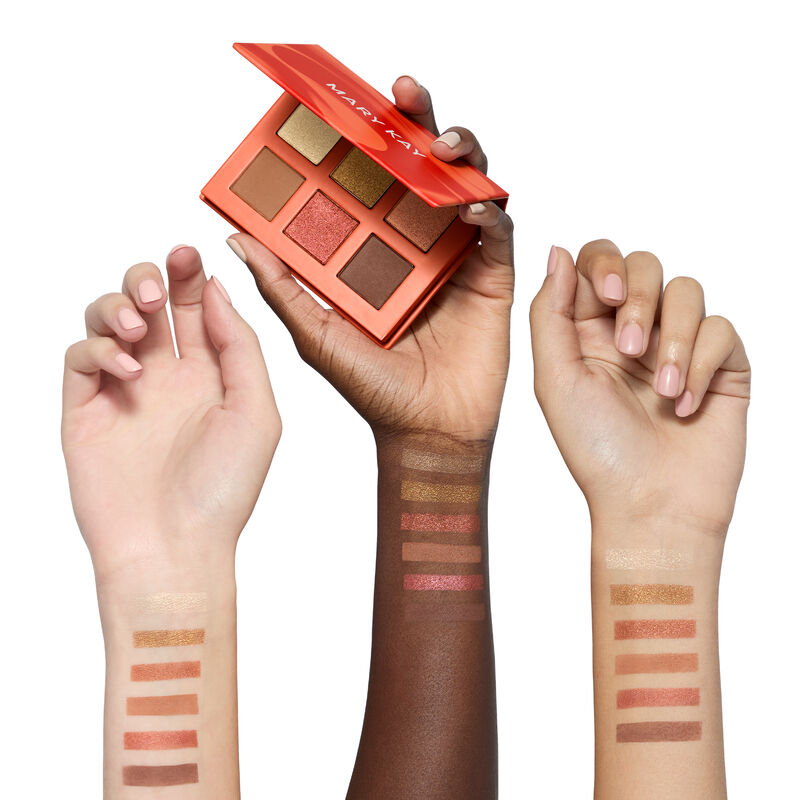 Alle 6 Farben der limitierten Eye Shadow Palette auf hellem, mittlerem & dunklem Hautton, Palette in Hand mit dunklem Hautton vor wei&szlig;em Hintergrund.