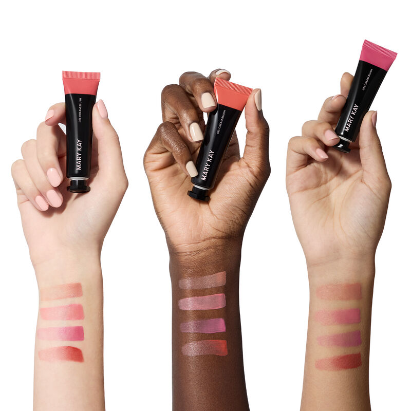 Alle 4 Farben des limitierten Gel Cream Blush auf hellem, mittlerem & dunklem Hautton sowie Pink Stars, Coral Kiss & Passionfruit in H&auml;nden vor Wei&szlig;.