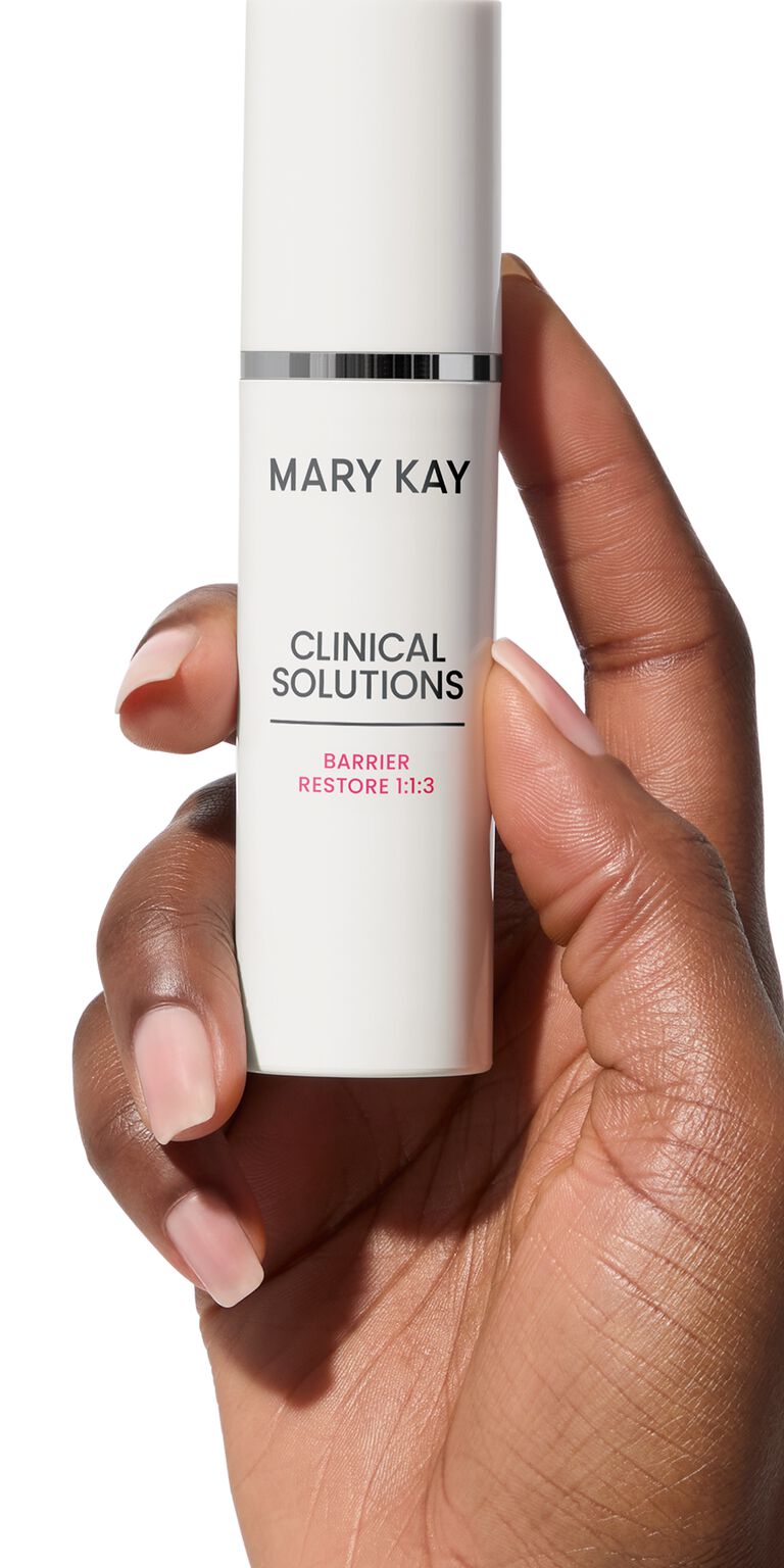 Eine Hand h&auml;lt das Mary Kay Produkt: Clinical Solutions Barrier Restore 1:1:3