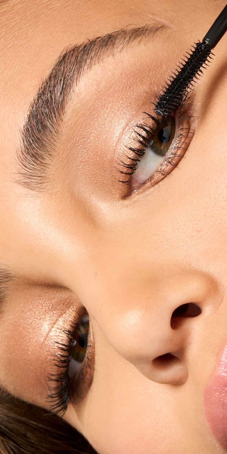 Nahaufnahme einer Frau, die die Mary Kay Great Heights Mascara (wasserfest) auf ihren Wimpern auftr&auml;gt
