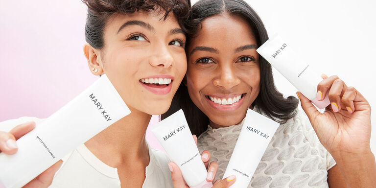 Zwei lachende Frauen, die Mary Kay Skincare Produkte in den H&auml;nden halten.