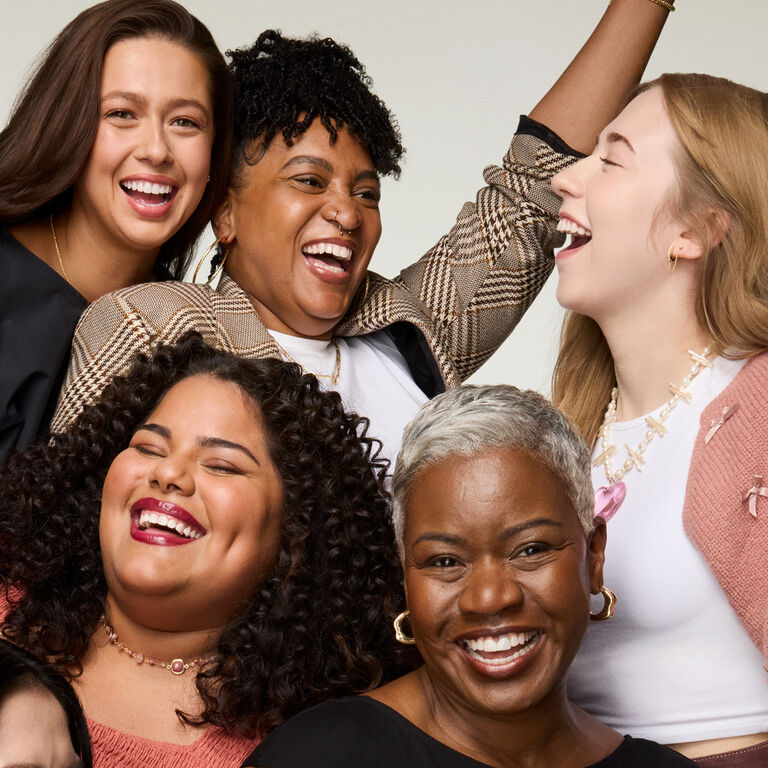 Frauen mit unterschiedlichem Teint lachen gemeinsam