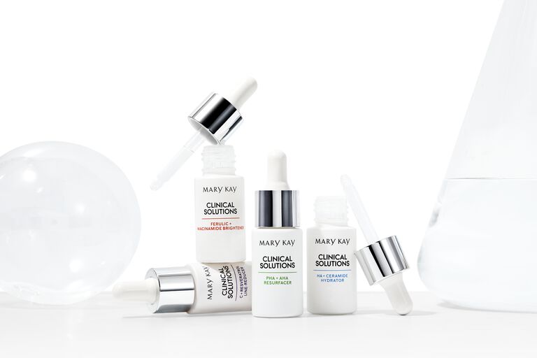 Die vier "Booster" aus der Clinical Solutions Gesichtspflegelinie von Mary Kay: HA + Ceramide Hydrator, Ferulic + Niacinamide Brightener, PHA + AHA Resurfacer, C + Resveratrol Line-Reducer