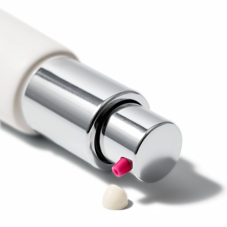 Nahaufnahme des Pumpkopfs bzw. Applikators vom Mary Kay Clinical Solutions Retinol 0,3 Serum sowie eine kleine Menge vom Serum, die heraustropft