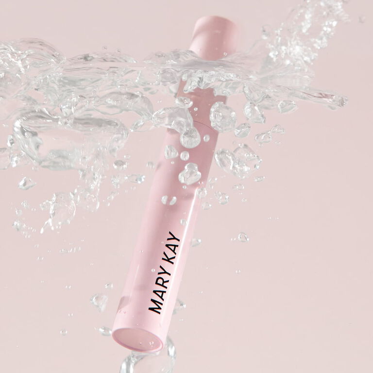 Die wasserfeste Mary Kay Great Heights Waterproof Mascara (rosa Tube) f&auml;llt ins Wasser und ist umgeben von Blubberblasen