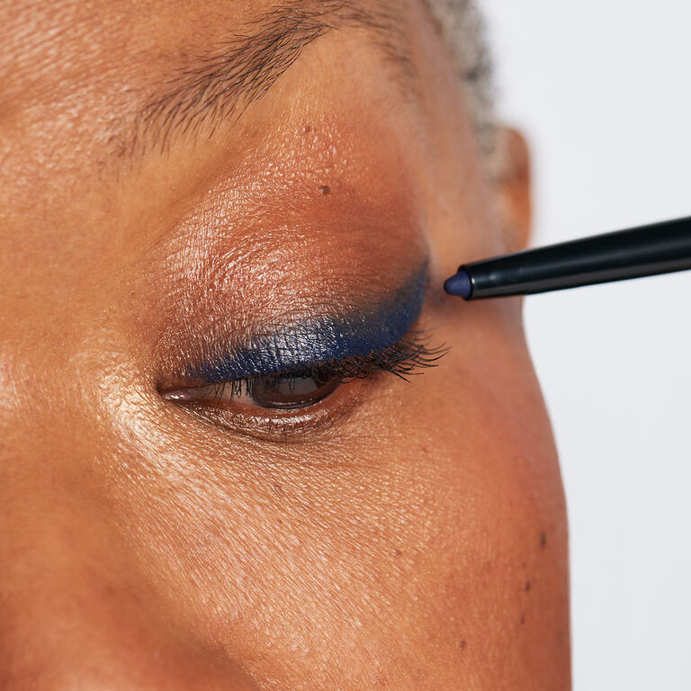 Eine Frau, die den Siren Eyes Make-up Look tr&auml;gt