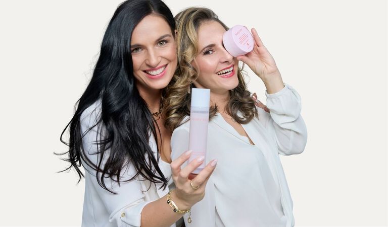 Zwei Frauen halten Beauty Produkte von Mary Kay in den H&auml;nden (Eye Patches und Mizellenwasser)