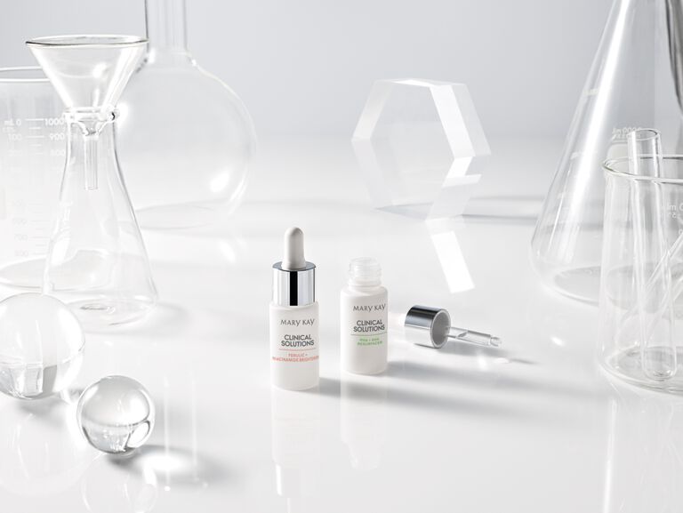 Der Mary Kay Clinical Solutions Ferulic + Niacinamide Brightener Booster sowie der aufgeschraubte PHA + AHA Resurfacer Booster inkl. Pipette in einem Skin Care Labor Setting