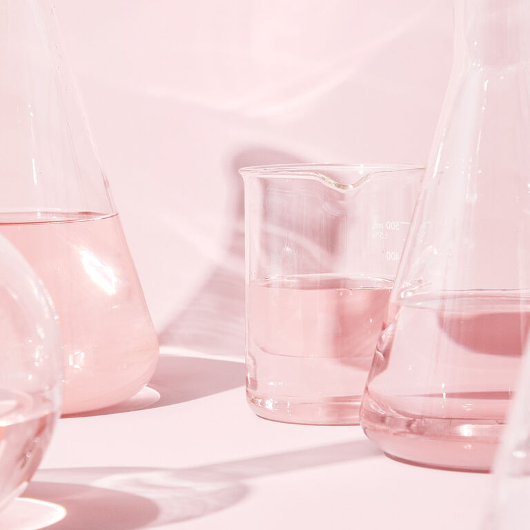 Mehrere Reagenzgl&auml;ser mit rosa Fl&uuml;ssigkeit, die Feuchtigkeit spendet