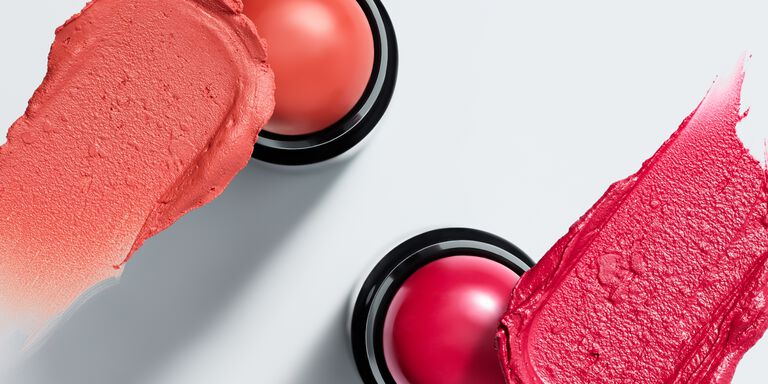 Von oben fotografiert: Die zwei neuen Mary Kay Blush Sticks in Korallrot und Rot (Kind Spirit &amp; Spark Change), f&uuml;r die Mary Kay Deutschland pro verkauftem Blush Stick an FLY&amp;HELP spendet
