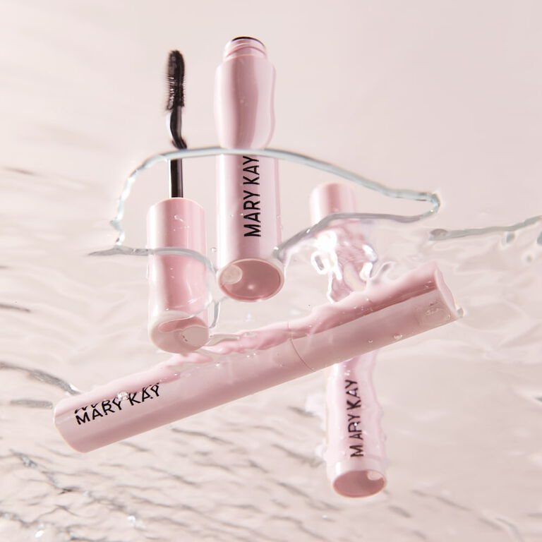 Rosafarbene Mascara-Tuben treiben im Wasser (Mary Kay Great Heights Waterproof Mascara)