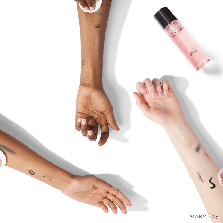 Drei Arme, auf denen Make-up Produkte von Mary Kay ausprobiert wurden. Mit dem Oil-free Eye Makeup Remover von Mary Kay werden die Swatches entfernt (Animation).