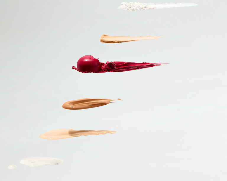 Alle sechs Produkte des Underpaintings wirken so, als seien sie &uuml;bereinandergestapelt, um das Schichten des Make-ups zu veranschaulichen.