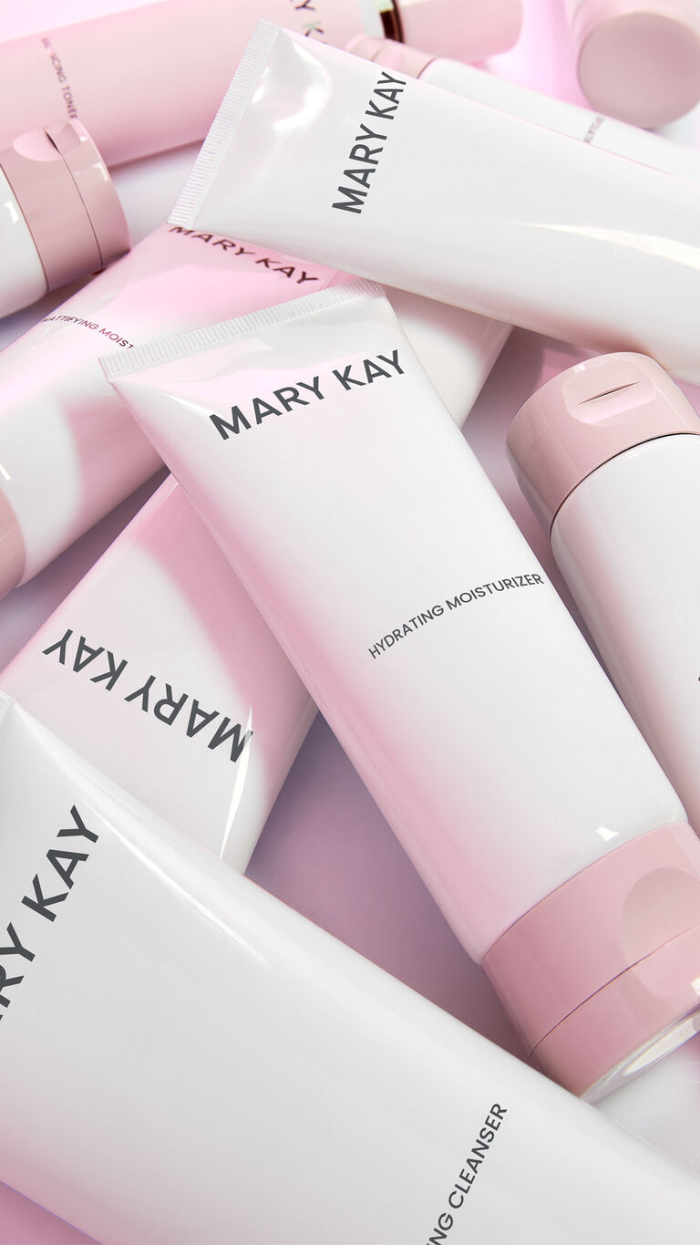 Tuben mit Reinigungs-, Tonisierungs-, Peeling- und Feuchtigkeitspflegeprodukten von Mary Kay Skin Care sind &uuml;bereinandergestapelt.