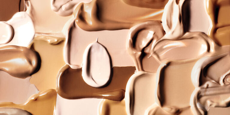 Viele Kleckse der Mary Kay TimeWise 3D Foundation in unterschiedlichen Farbt&ouml;nen