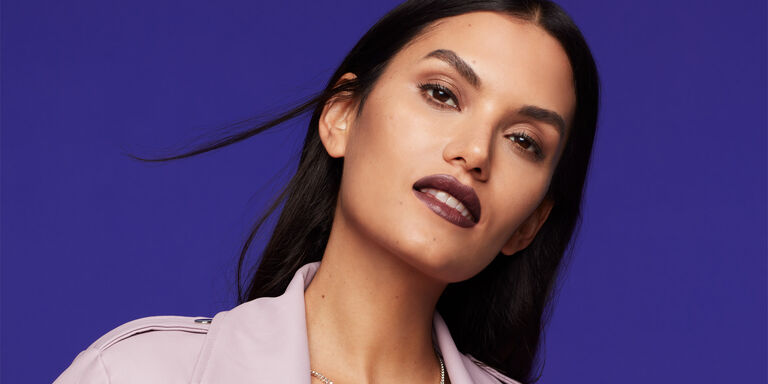 Eine Frau tr&auml;gt den Mary Kay Supreme Hydrating Lipstick in der Farbe Mauve Crush auf den Lippen, st&uuml;tzt ihren Kopf in ihre Hand und blickt in die Kamera