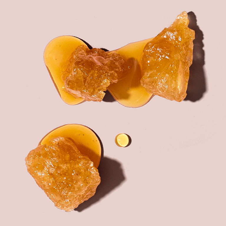 Der Inhaltsstoff Amber auf einem rosa Untergrund