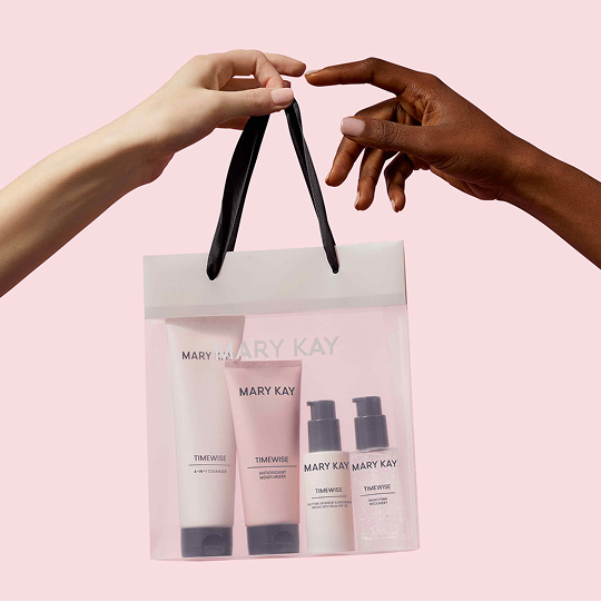 Produktverpackungen des TimeWise &bdquo;Wunder-Set&ldquo; von Mary Kay