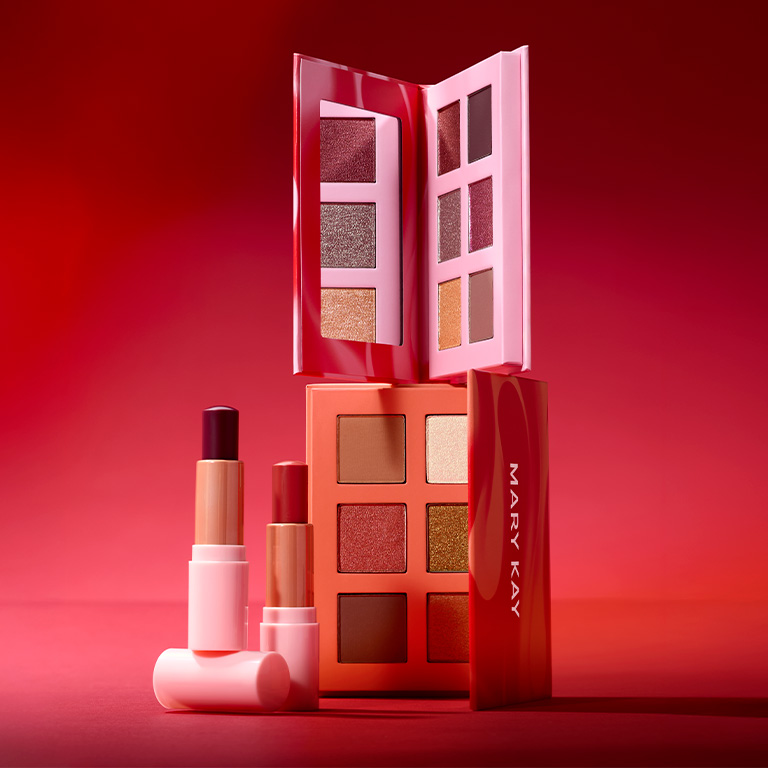 Limitierter Mary Kay Tinted Lip Balm in Radiant Pink und Coral Blaze neben limitierter Mary Kay Lidschattenpalette in Outer Glow und Inner Fire