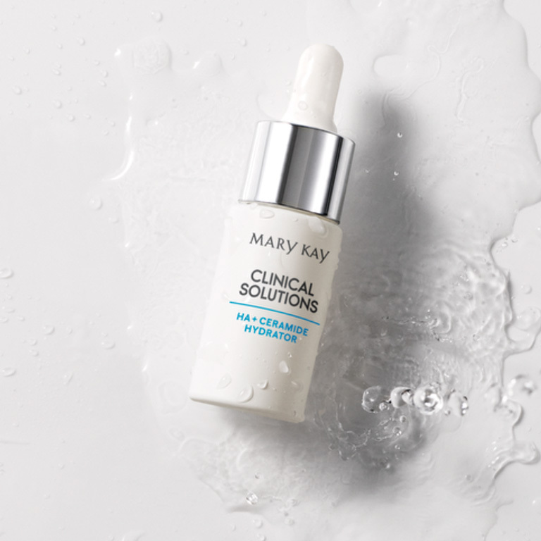 Der Mary Kay Clinical Solutions HA + Ceramide Hydrator Booster liegt auf einem wei&szlig;en Untergrund - umgeben von vielen Wassertropfen