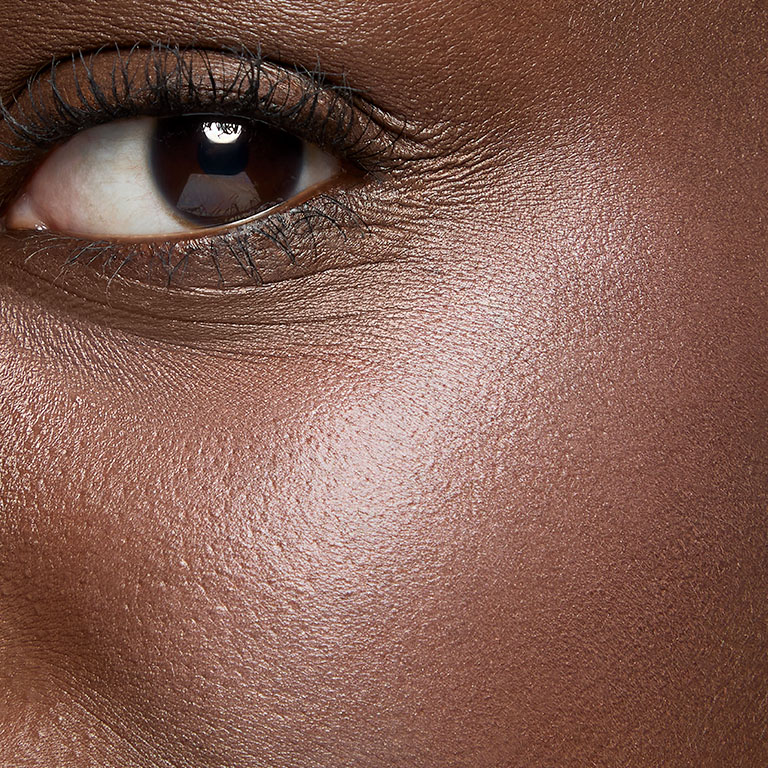 Modell mit limitiertem Mary Kay Gel Cream Blush in Pink Stars