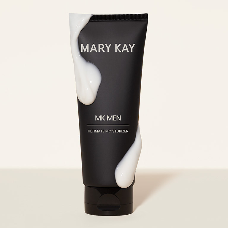 Schwarze Tube des Men Ultimate Moisturizers mit wei&szlig;er Creme, die au&szlig;en auf der Verpackung verteilt ist