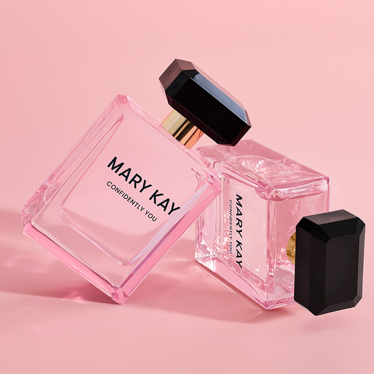 Zwei Flacons vom Mary Kay Confidently You Eau de Parfum vor einem rosa Hintergrund