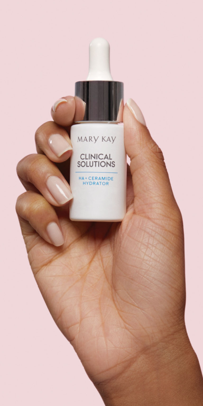 Nahaufnahme einer Hand, die den Mary Kay Clinical Solutions HA + Ceramide Hydrator Booster h&auml;lt