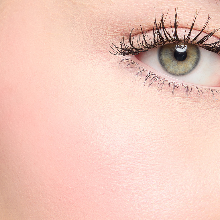 Model mit limitiertem Mary Kay Gel Cream Blush in Pink Stars