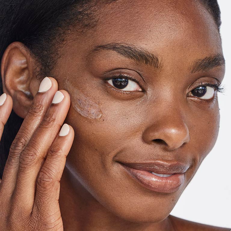 Nahaufnahme einer Frau, die mit einer Hand im Gesicht eine kleine Menge After Sun Replenishing Gel von Mary Kay auftr&auml;gt
