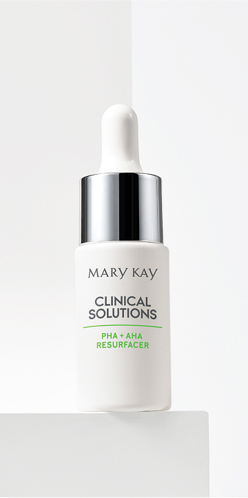 Der Mary Kay Clinical Solutions Ferulic + Niacinamide Brightener Booster steht auf einer wei&szlig;en geometrischen Form