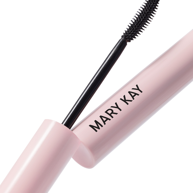 Die rosa Great Heights Wimperntusche von Mary Kay ist aufgeschraubt und man sieht das Pr&auml;zisionsb&uuml;rstchen mit der schwarzen Mascara