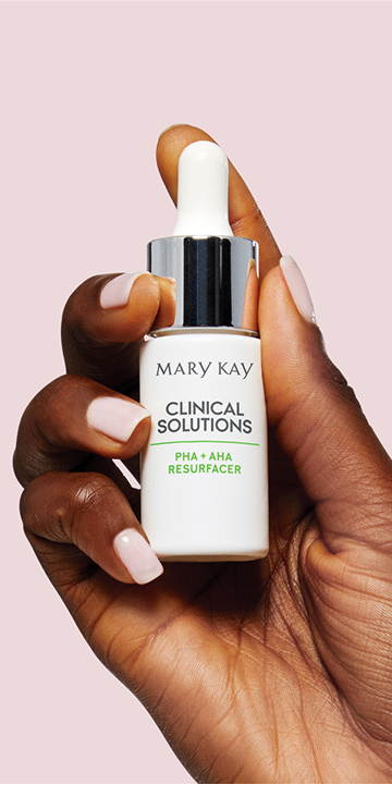 Eine Frauenhand mit lackierten Fingern&auml;geln h&auml;lt den Mary Kay Clinical Solutions PHA + AHA Resurfacer Booster
