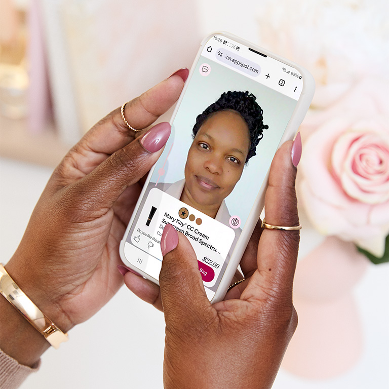 Eine Frau probiert das Foundation Matching Tool am Handy aus.