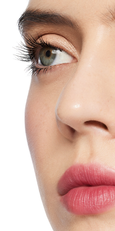 Nachaufnahme eines weiblichen Gesichts welches mit Mary Kay Great Heights Mascara geschminkt ist