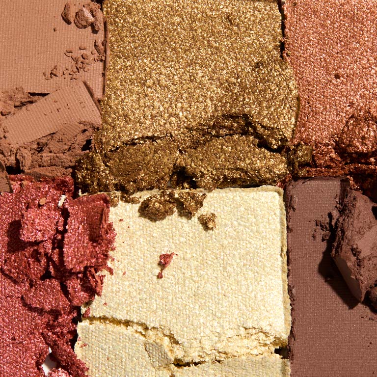 Nahaufnahme der Lidschatten-Farben aus der Inner Fire Palette