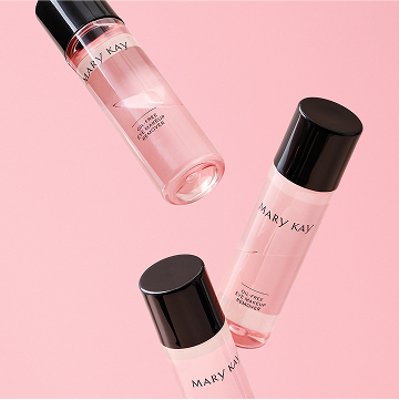 Drei Flaschen des Oil-free Eye Makeup Remover von Mary Kay vor einem rosa Hintergrund