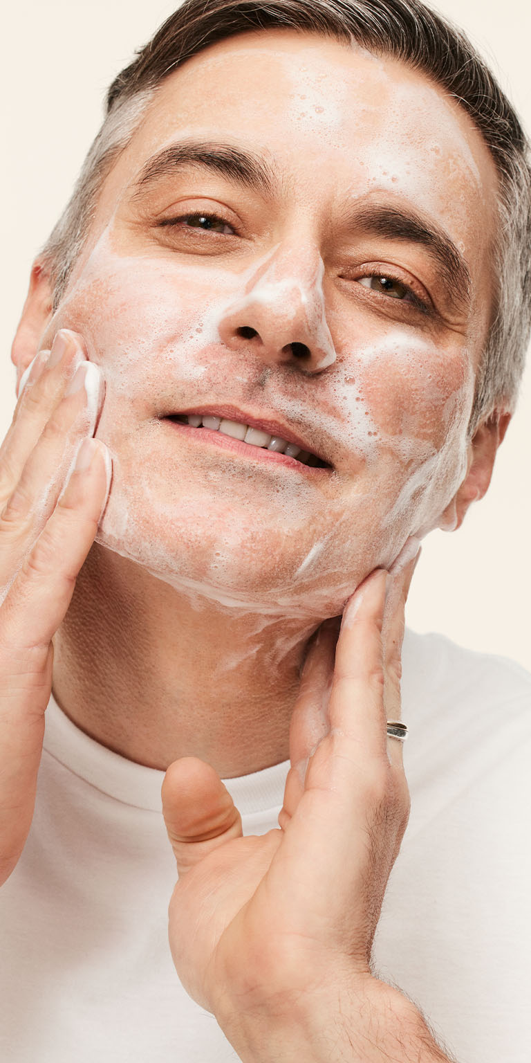 Mann benutzt das MK Men Daily Facial Wash Waschgel
