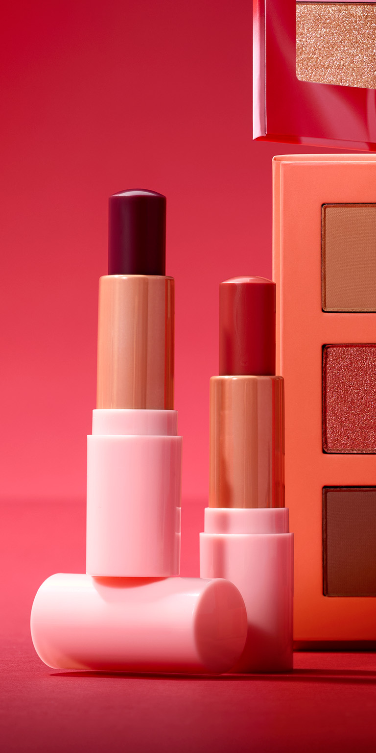 Limitierter Mary Kay Tinted Lip Balm in Radiant Pink und Coral Blaze neben limitierter Mary Kay Lidschattenpalette