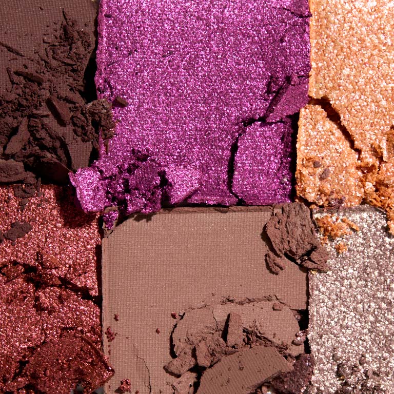 Nahaufnahme der Lidschatten-Farben aus der Outer Glow Palette