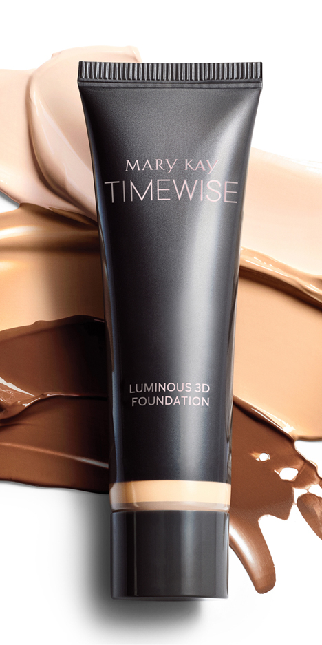 Eine Tube der Mary Kay TimeWise Luminous 3D Foundation - im Hintergrund Kleckse in unterschiedlichen Farbnuancen dieser Foundation
