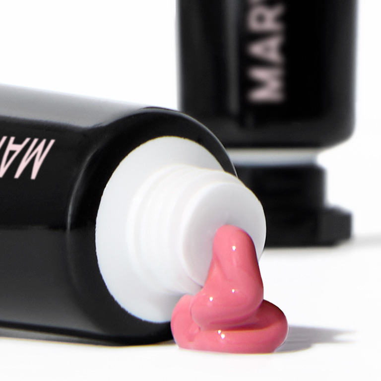 Ge&ouml;ffnete Tube des limitierten Mary Kay Gel Cream Blush mit herausgedr&uuml;cktem Produkt, im Hintergrund eine geschlossene Tube