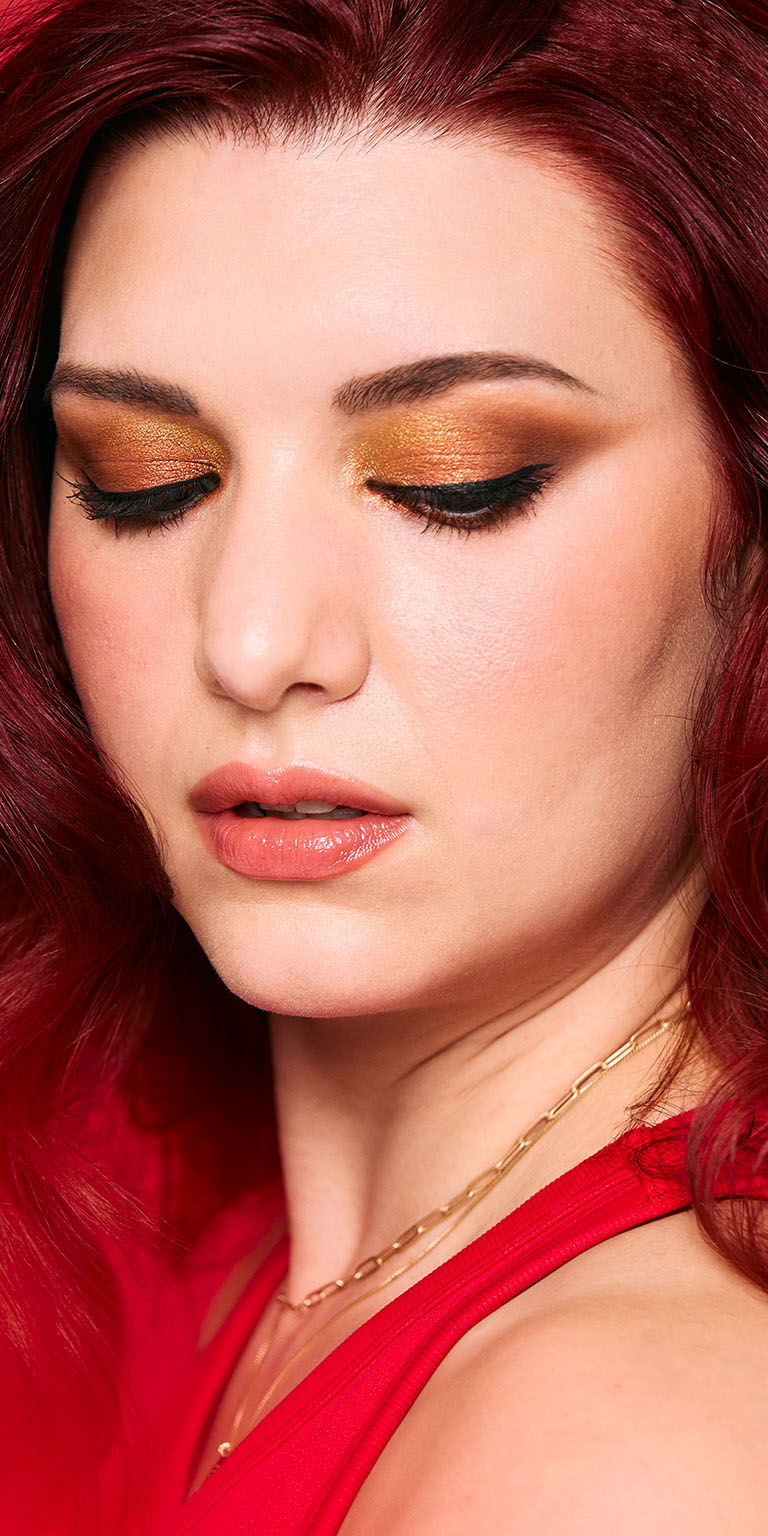Modell mit limitierter Mary Kay Lidschattenpalette in Inner Fire